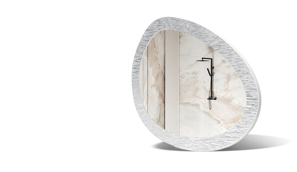 Speil i ramme med metalldekor. Symbol på moderne eleganse