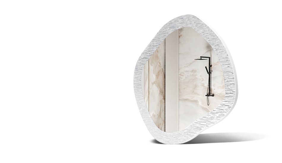 Speil i ramme med metalldekor. Symbol på moderne eleganse