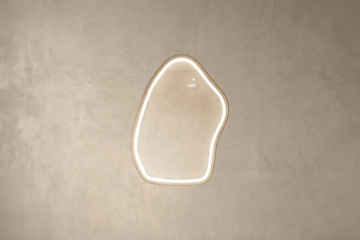 Speil i en dekorativ ramme