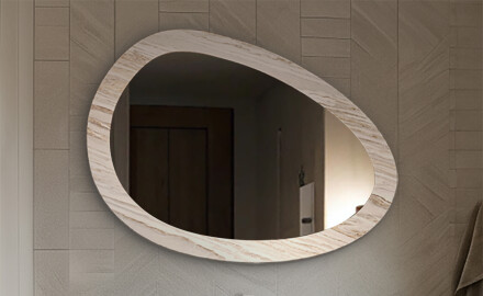 Speil i en steinramme